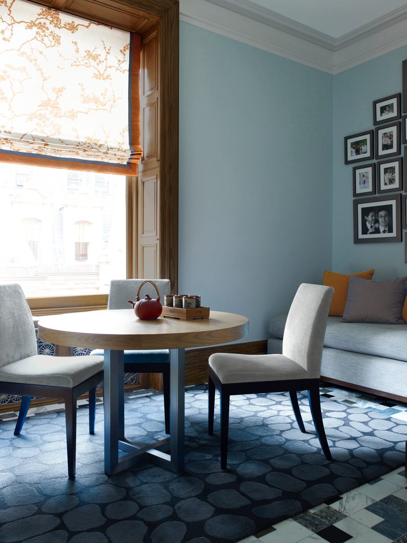 A living room with a table and chairs.