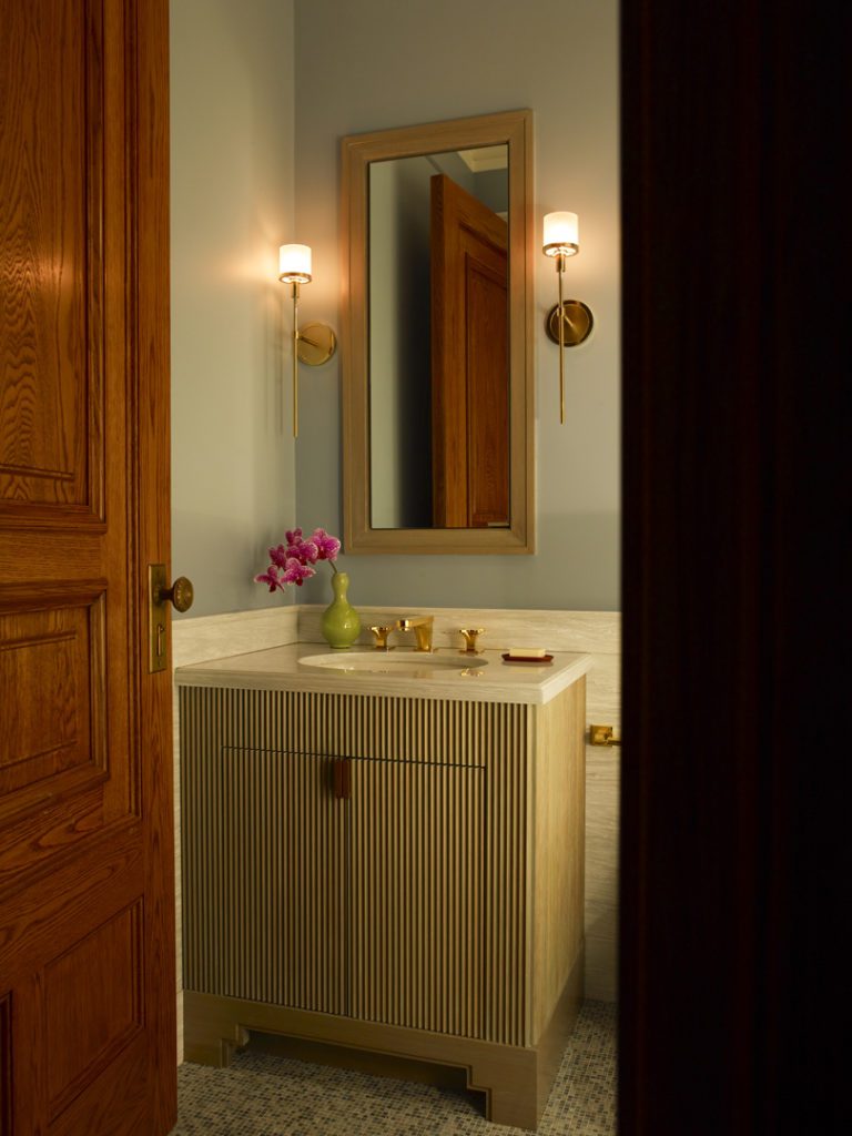 A bathroom with a sink and a mirror.